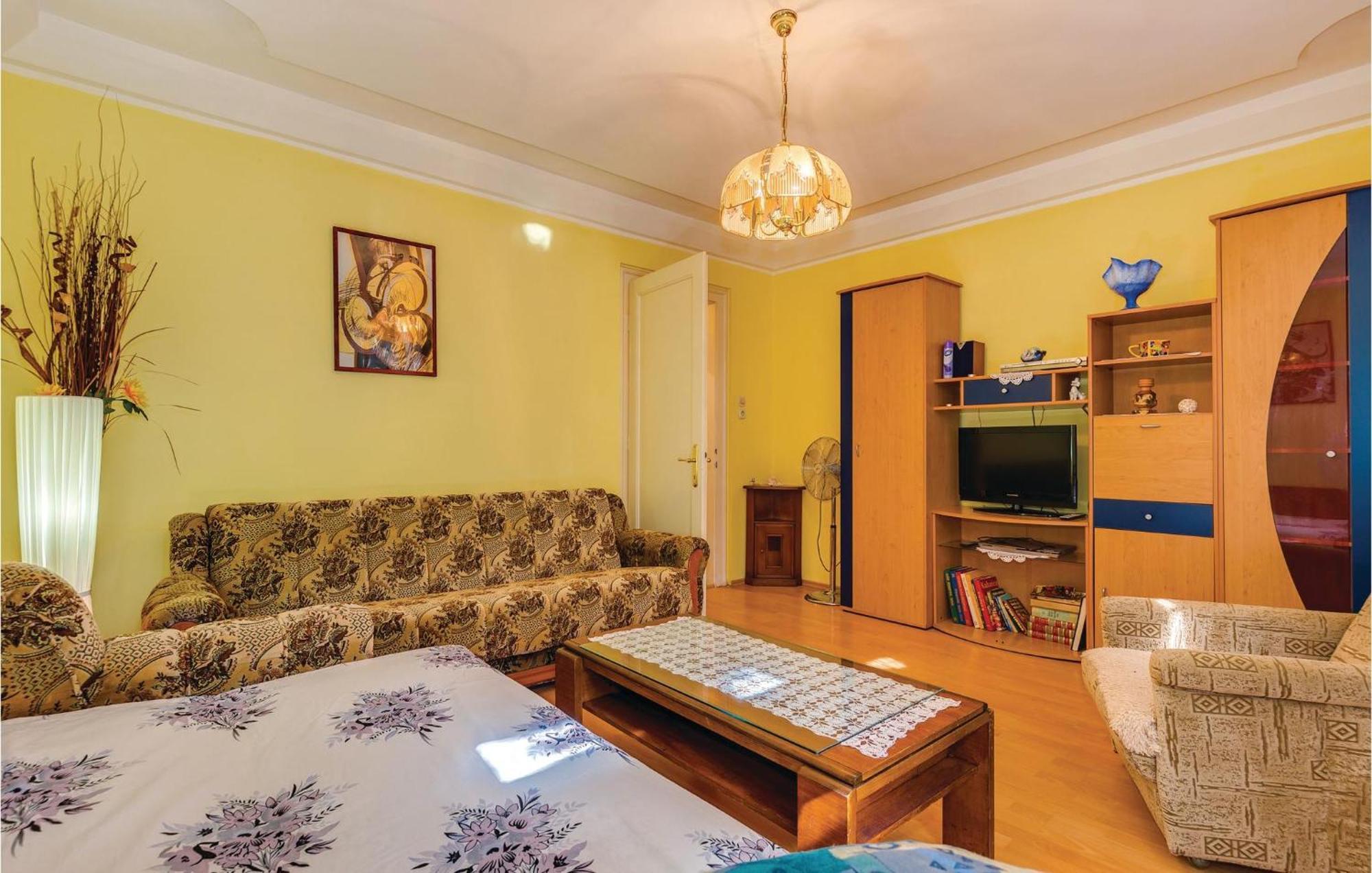 1 Bedroom Beautiful Apartment In Бакар Экстерьер фото